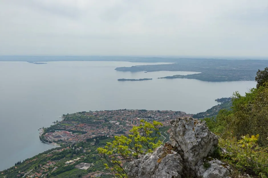 Vue aérienne du lac de Garde et village en contrebas, près de Vérone