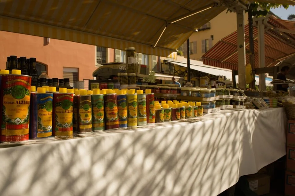 Marktkraam met rijen olijfolieblikken op lokale markt bij Gardameer.