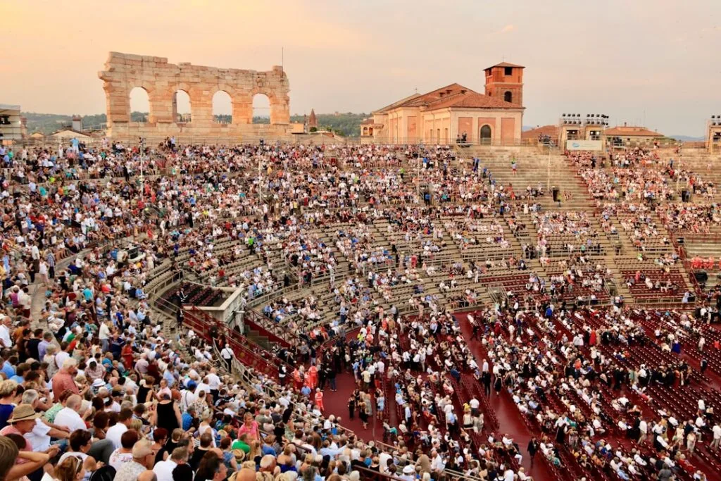 Spectateurs nombreux dans les gradins de l'Arena de Vérone