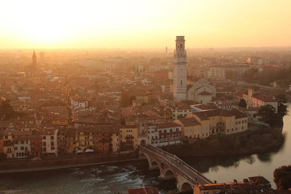 Vue aérienne de Vérone au coucher, rives de l'Adige et pont ancien