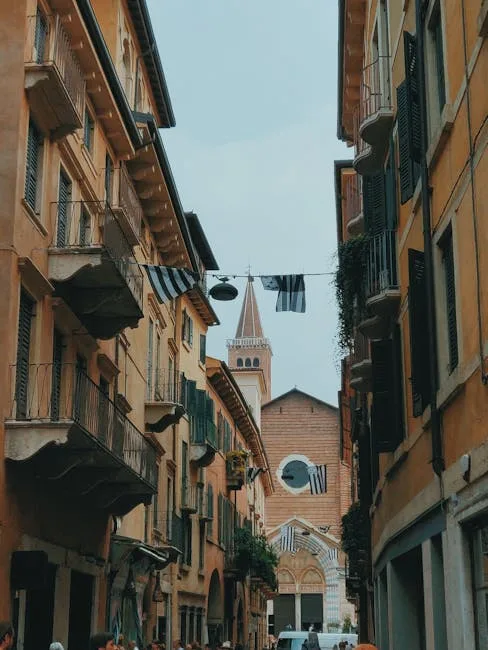 Ruelle étroite de Vérone menant à une église au clocher