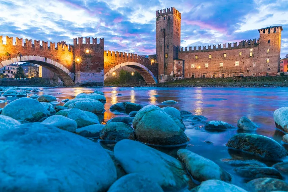 Cailloux au premier plan et Pont Scaligero illuminé sur l'Adige à Vérone