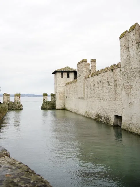 Remparts du château de Sirmione bordant l'eau du lac