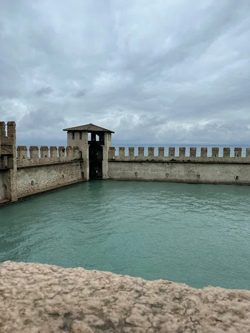 Remparts du château Scaligero de Sirmione encerclant l'eau turquoise du lac de Garde