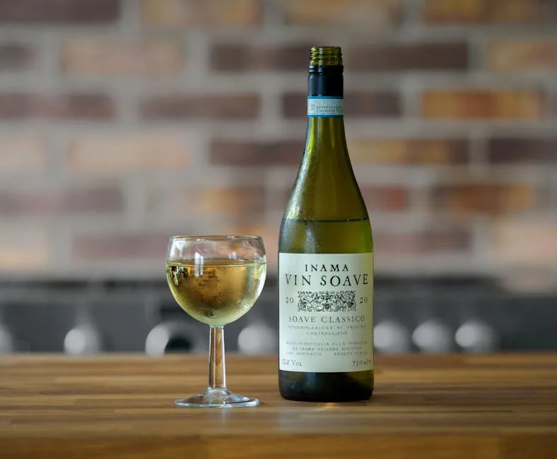 Flasche Soave und Glas Weißwein, Region Verona