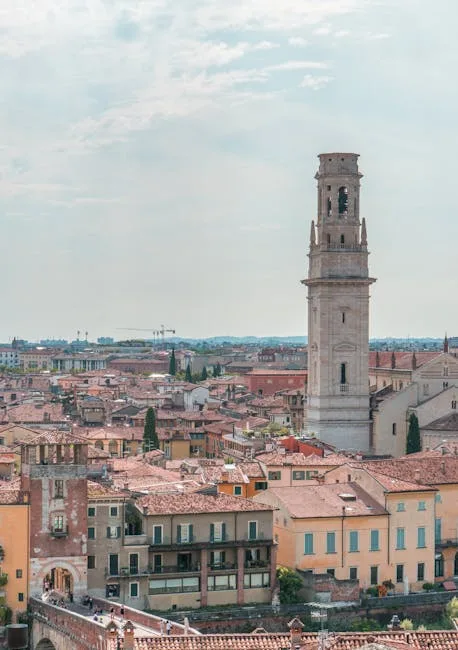 Panorama des toits de Vérone dominés par un haut campanile.