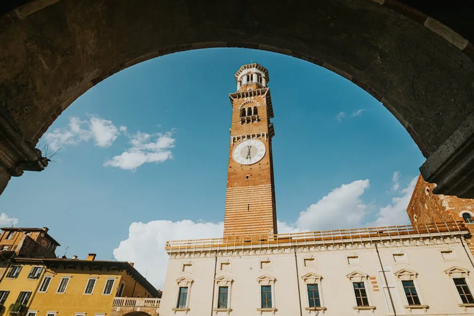 Tour de l'Horloge Torre dei Lamberti à Vérone vue depuis une arcade