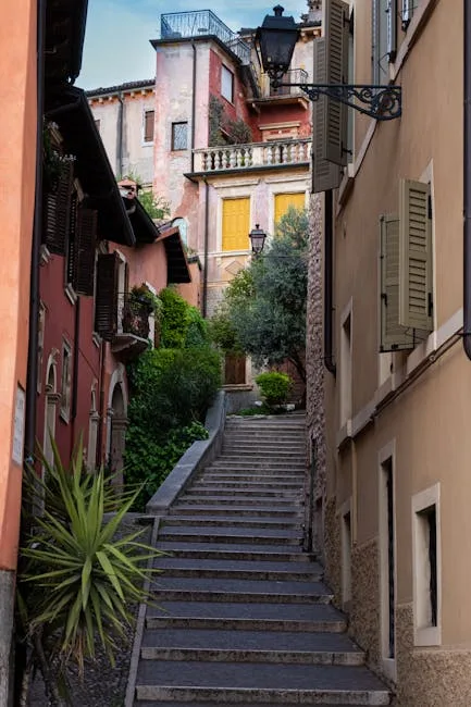 Trappen tussen kleurrijke huizen en luiken in een steeg van Verona