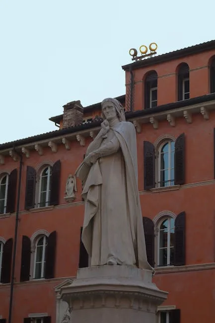 Marmorstatue auf einem Platz vor roten Häusern in Verona