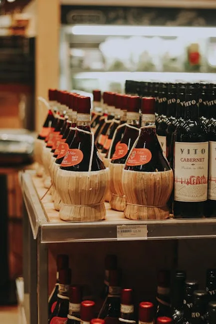 Bouteilles de Chianti en fiasco sur étagère dans une boutique à Vérone