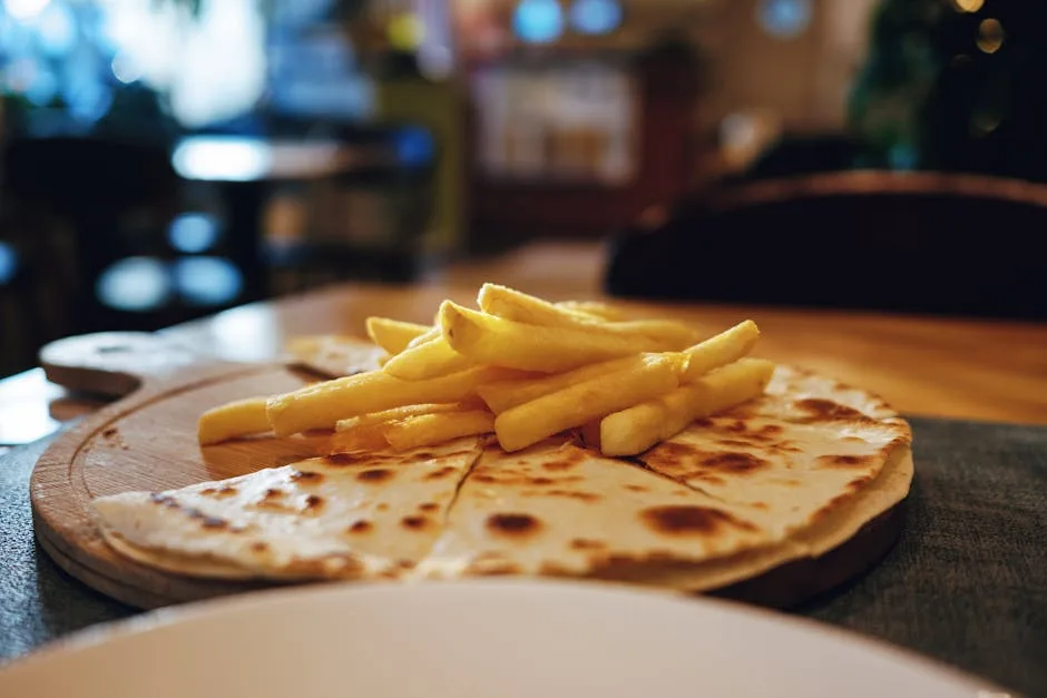 Piadina mit Pommes auf Holzbrett in rustikalem Restaurant