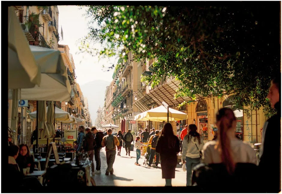 Lebhafte Fußgängerstraße mit Cafés und Passanten in Verona
