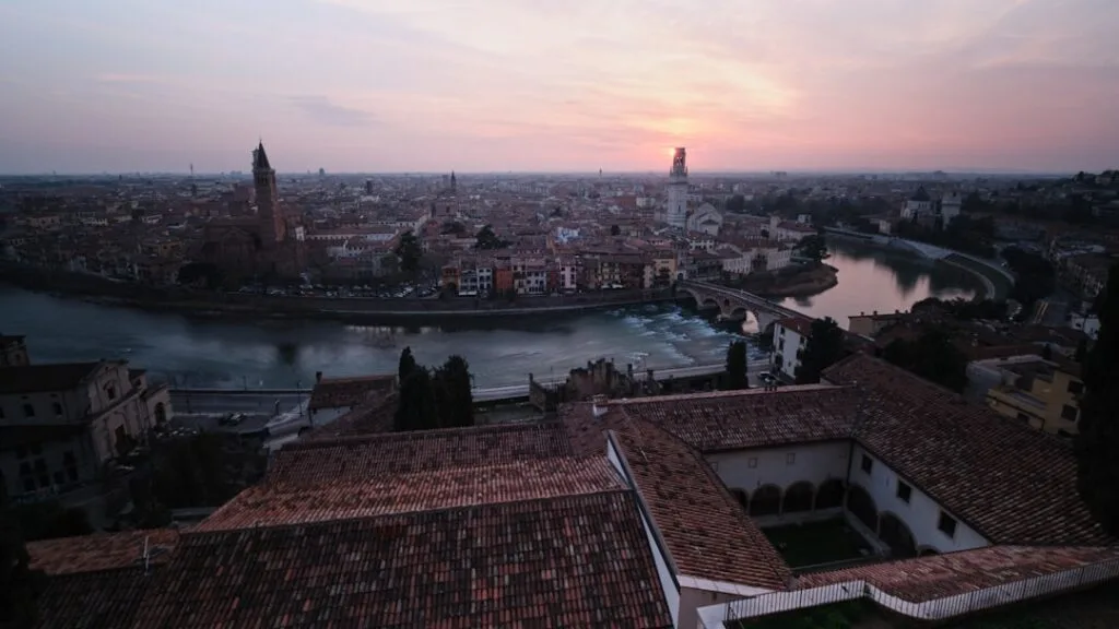Vue panoramique de Vérone au coucher du soleil, rivière Adige et ponts