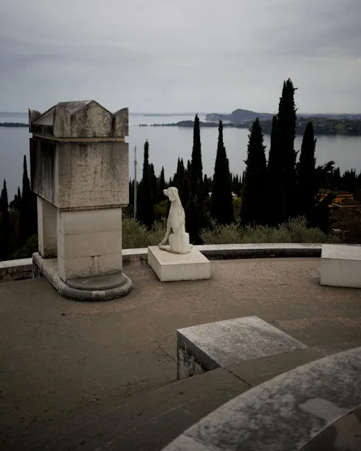 Belvédère du Vittoriale à Gardone Riviera, statue de chien face au lac