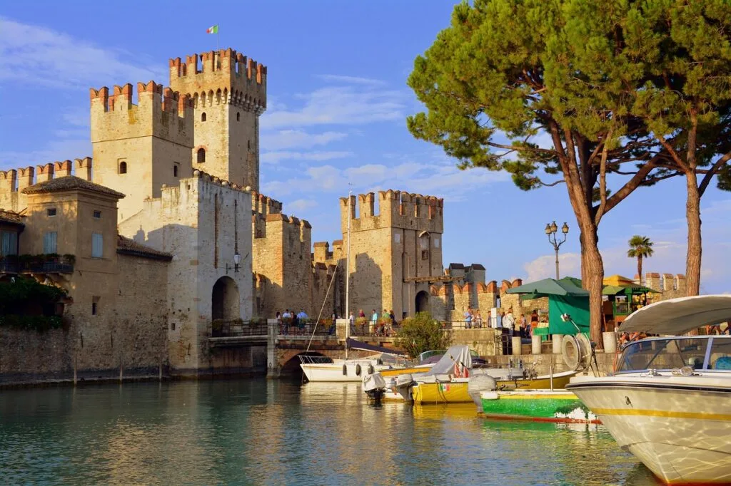 Scaligerburg von Sirmione am Gardasee mit Booten im kleinen Hafen