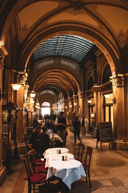 Galerie couverte à arcades avec tables et serveurs à Vérone