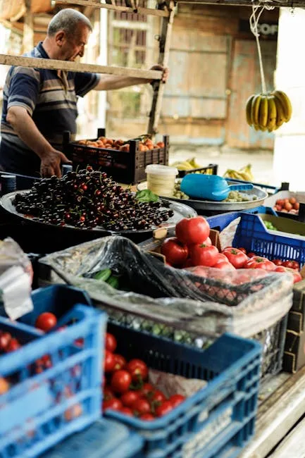 Marktkramer achter kraam met kersen en tomaten, nabij Verona.