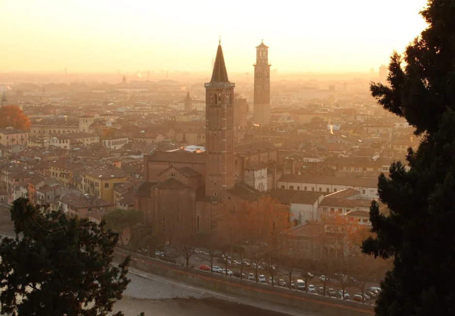 Vue panoramique sur Vérone au coucher du soleil, clochers et rivière