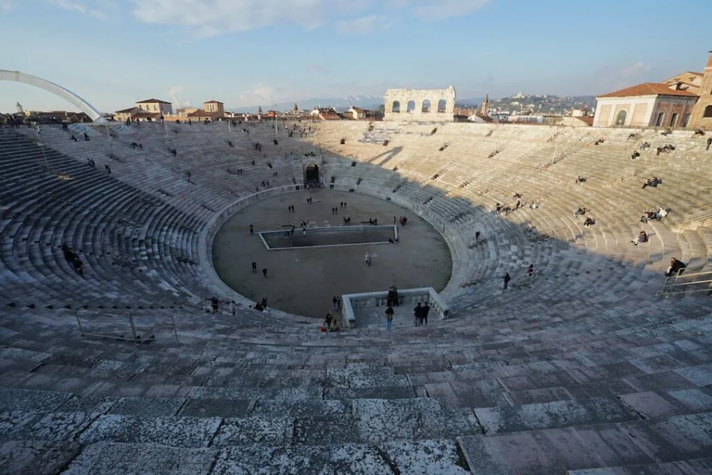 Intérieur de l'arène de Vérone avec gradins circulaires et piste
