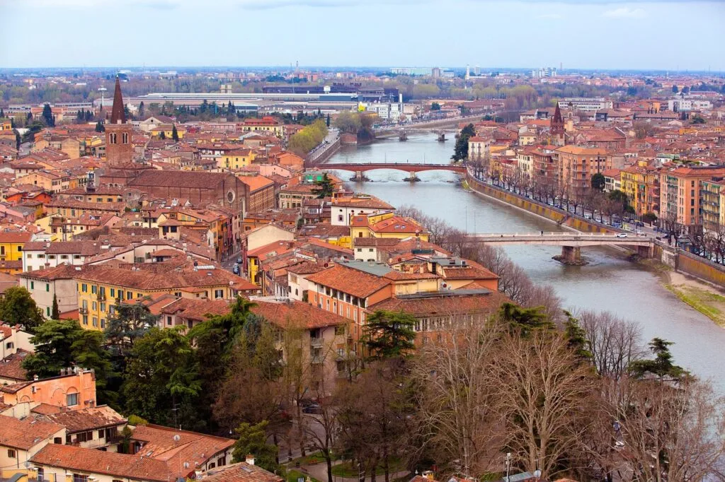 Vue aérienne de Vérone, toits rouges et ponts sur l'Adige