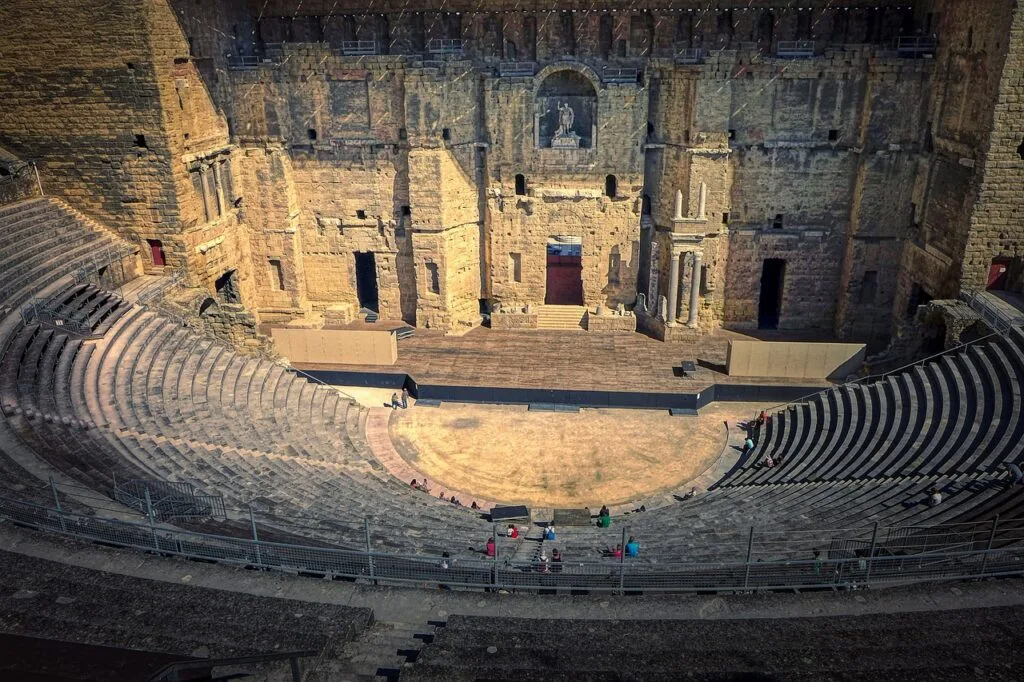Intérieur de l'amphithéâtre romain de Vérone avec gradins circulaires