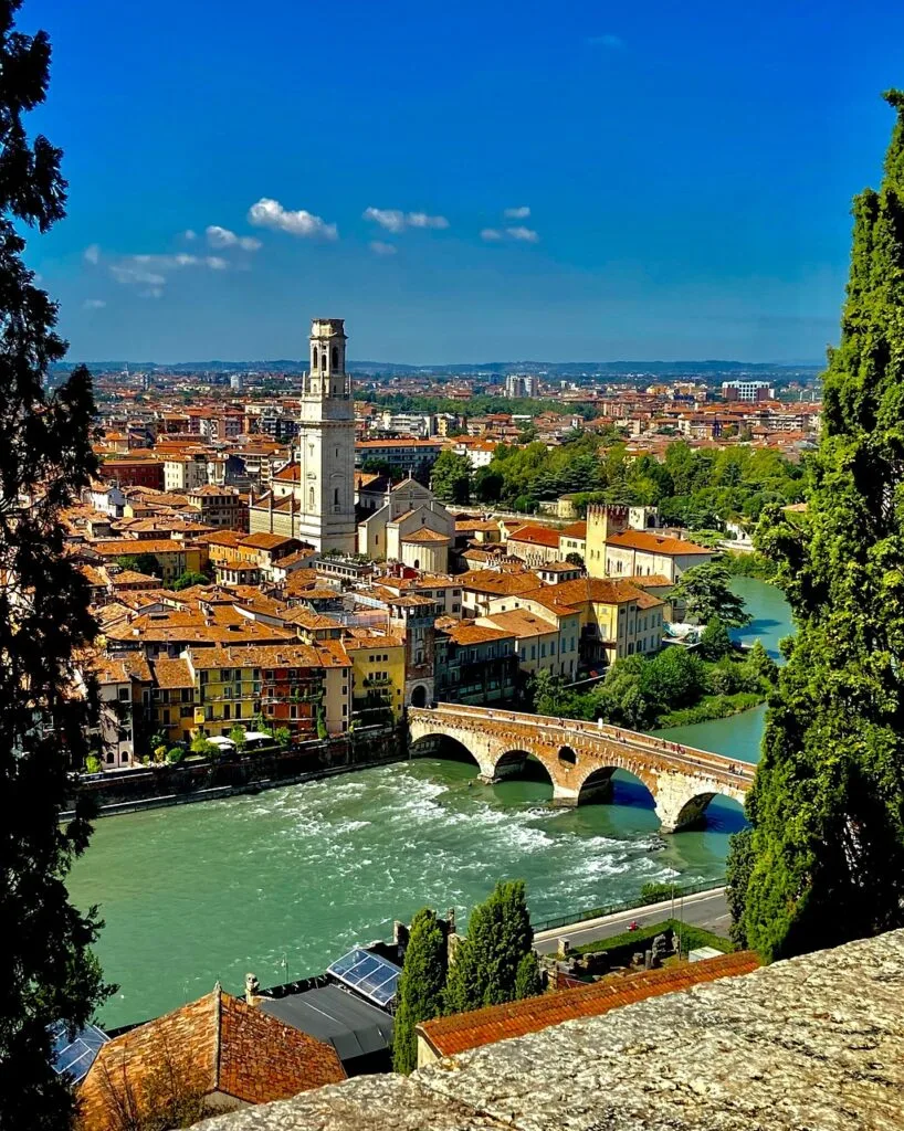 Vue aérienne de Vérone avec le pont roman sur l'Adige